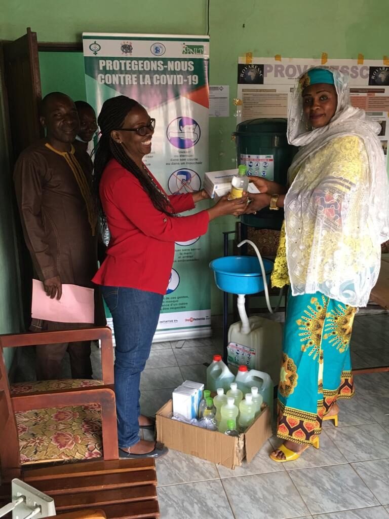 Remise du matériel de prévention COVID-19 à une Ecole publique de Yaoundé II