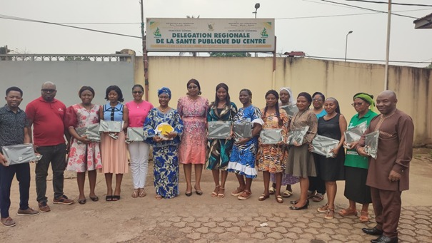 L’ONG FIS AU SERVICE DU RENFORCEMENT DU SYSTEME DE SANTE : remise de 15 chromebook et 1000 cartes de traitement au Groupe Technique Régional de la région du Centre